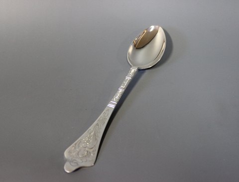 Dinner spoon in Antique Rococo, hallmarked silver.
5000m2 showroom.
