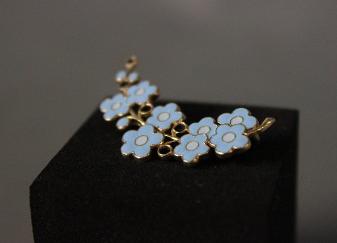 Simpel flower brooch in blue enamel and in gilded 925 sterling silver.
5000m2 showroom.
