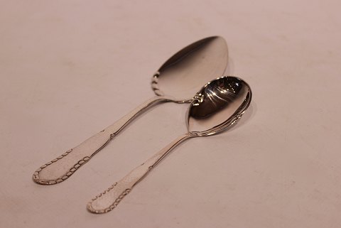 Small serving spade & jam spoon in patterned Dagmar - hallmarked silver.
Great condition

