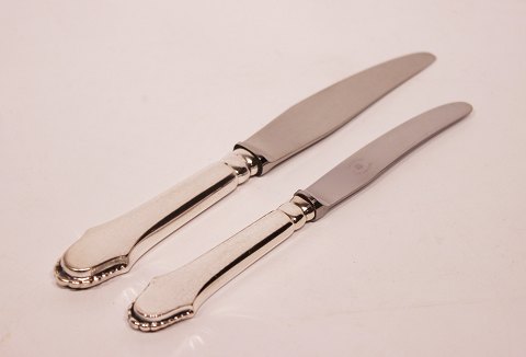 Dinner knife and lunch knife in Christiansborg - Hallmarked silver.
Great condition
