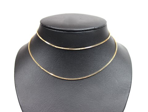 Venezia necklace of 14 ct. gold. 
5000m2 showroom.