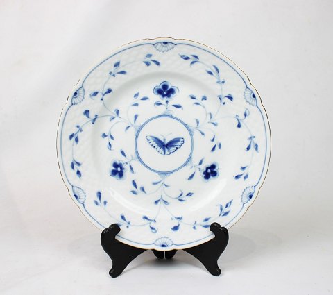 Middagstallerken med guldkant, nr.: 25, i Kipling Sommerfugl af Bing & Grøndahl.
5000m2 udstilling.
