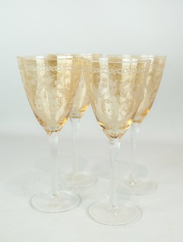 Set of four wine glass decorated with gold pattern.
5000m2 showroom.
