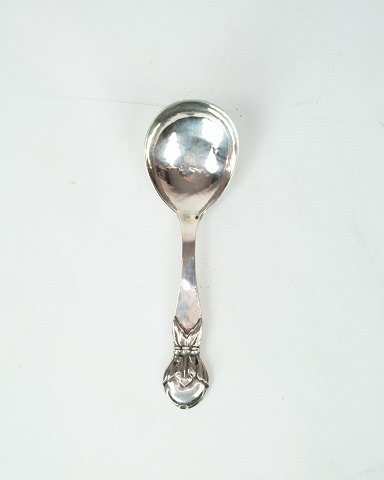 Marmeladeske af tretårnet sølv.
5000m2 udstilling.