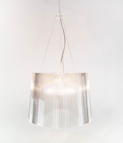 "Gé" loftlampe i polycarbonat designet af Ferruccio Laviani for Kartell. 

