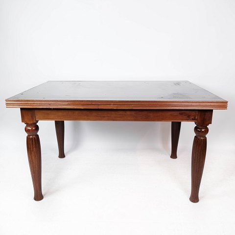 Spisebord i mahogni med mørk linoleum plade og udtræk, i flot antik stand fra 
omkring 1930.
5000m2 udstilling.
