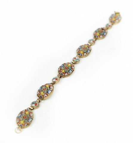 Bracelet decorated with different colours, of gilded metal.
5000m2 showrooms.