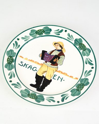 Plate Skagen - Model 352/229 - Faience - Decorated With Man In Traditional 
Costume - Aluminia
Great condition
