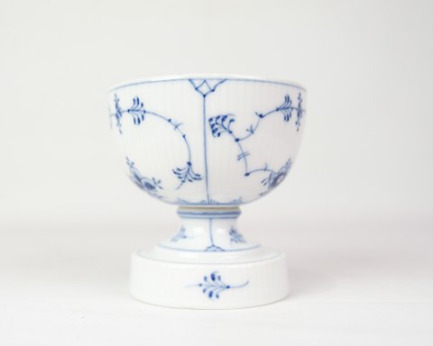 Skål På Fod - Nr. 1/2124 - Porcelæn - Musselmalet Riflet - Royal Copenhagen
Flot stand
