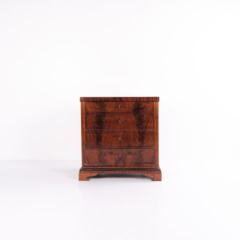 Sen Empire kommode – Flammet mahogni – 4 skuffer – Fransk håndpoleret – 
1840’erne
Flot stand
