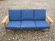 Sofa 3 seater in light oak designed by Hans Wegner with blue wool fabric made ​​from Getama furniture factory in good condition 5000 showroom