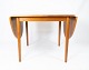 Dining table in teak designed by Arne Vodder from the 1960s.
5000m2 showroom.
