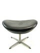 Foot stool for the Egg, model 3127, upholstered in black elegance leather, 
designed by Arne Jacobsen in 1958 and manufactured by Fritz Hansen in 1998.
5000m2 showroom.
Great condition
